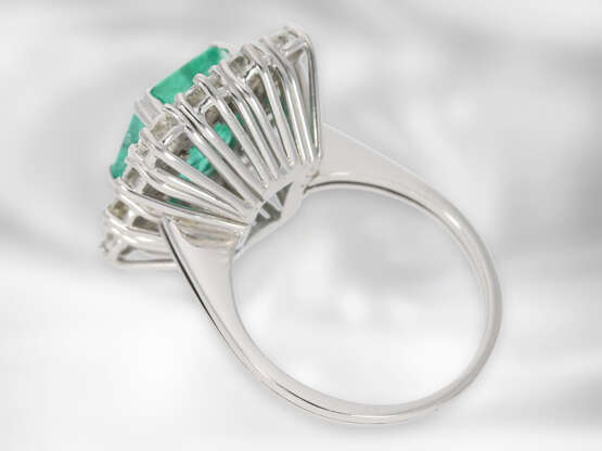 Ring: sehr dekorativer, hochwertiger vintage Smaragd/Brillant-Goldschmiedering, Handarbeit aus 18K Weißgold, ca. 3,2ct - photo 2
