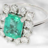Ring: sehr dekorativer, hochwertiger vintage Smaragd/Brillant-Goldschmiedering, Handarbeit aus 18K Weißgold, ca. 3,2ct - фото 3
