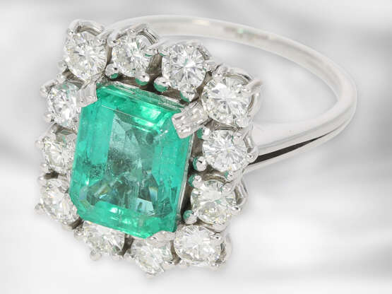 Ring: sehr dekorativer, hochwertiger vintage Smaragd/Brillant-Goldschmiedering, Handarbeit aus 18K Weißgold, ca. 3,2ct - фото 3