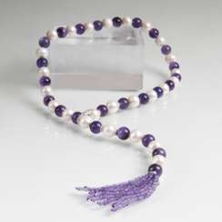 Langes Perlen-Amethyst-Collier mit Quasten-Hänger