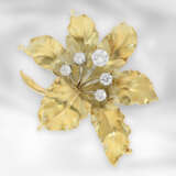 Brosche/Nadel: hochwertige vintage Goldschmiedearbeit, florale Brosche mit Brillanten, insgesamt ca. 1,13ct, 18K Gelbgold - Foto 1