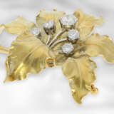 Brosche/Nadel: hochwertige vintage Goldschmiedearbeit, florale Brosche mit Brillanten, insgesamt ca. 1,13ct, 18K Gelbgold - photo 2
