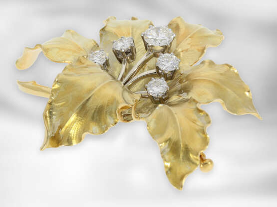 Brosche/Nadel: hochwertige vintage Goldschmiedearbeit, florale Brosche mit Brillanten, insgesamt ca. 1,13ct, 18K Gelbgold - фото 2