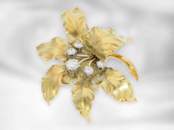 Brosche/Nadel: hochwertige vintage Goldschmiedearbeit, florale Brosche mit Brillanten, insgesamt ca. 1,13ct, 18K Gelbgold - фото 3