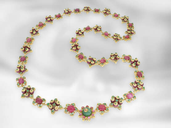 Kette/Collier: hochdekoratives, opulent mit Rubinen und Smaragden besetztes antikes Collier, insgesamt ca. 173,3ct, Indien, Margul, 19. Jahrhundert - photo 1