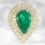Ring: wertvoller Brillantring mit großem Smaragdtropfen, insgesamt ca. 6,4ct, 18K Gelbgold - Foto 2