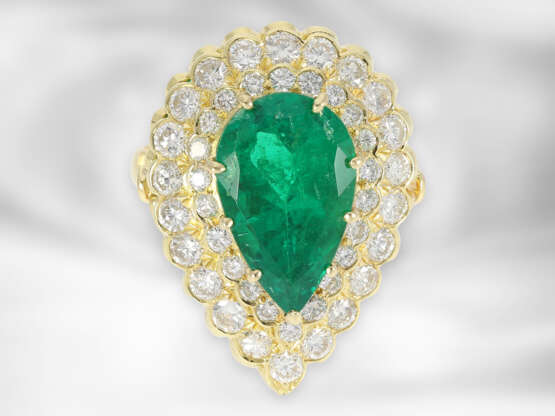 Ring: wertvoller Brillantring mit großem Smaragdtropfen, insgesamt ca. 6,4ct, 18K Gelbgold - фото 2