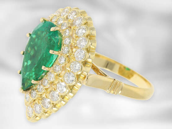 Ring: wertvoller Brillantring mit großem Smaragdtropfen, insgesamt ca. 6,4ct, 18K Gelbgold - Foto 3