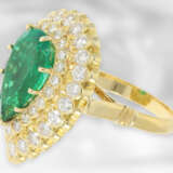 Ring: wertvoller Brillantring mit großem Smaragdtropfen, insgesamt ca. 6,4ct, 18K Gelbgold - Foto 3