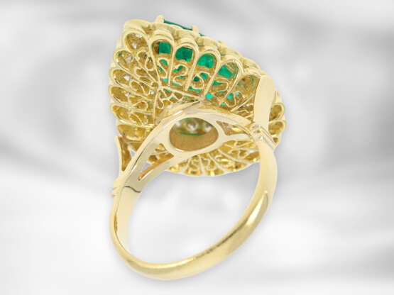 Ring: wertvoller Brillantring mit großem Smaragdtropfen, insgesamt ca. 6,4ct, 18K Gelbgold - фото 4