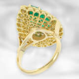 Ring: wertvoller Brillantring mit großem Smaragdtropfen, insgesamt ca. 6,4ct, 18K Gelbgold - фото 4