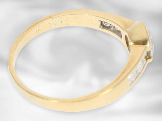 Ring: interessanter Gelbgoldring mit Brillant von ca. 1,09ct und Diamanten von insgesamt ca. 0,6ct, 14K Gold - photo 2