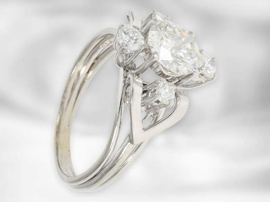 Ring: hochwertiger vintage Platinring mit einem Brillanten von ca. 1,19ct und Altschliff-Diamanten, insgesamt ca. 1,55ct - photo 2