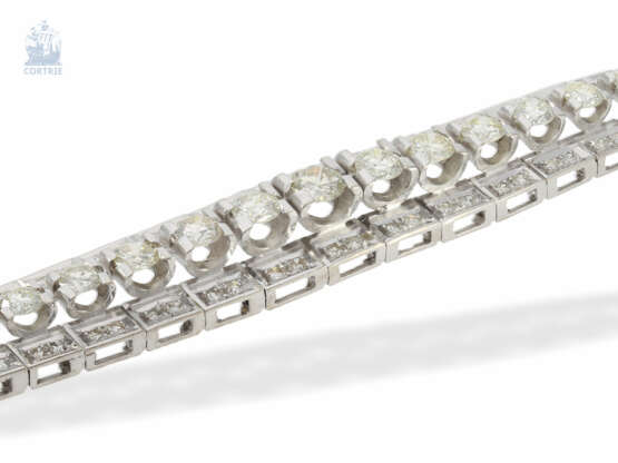 Armband: ausgesprochen schönes und sehr luxuriöses Goldschmiedearmband, vollständiger Brillant/Diamant-Besatz, individuelle Handarbeit mit großen wertvollen Brillanten, ca. 10ct - photo 3