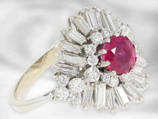 Ring: sehr hochwertiger und ehemals teurer Rubin/Diamant-Goldschmiedering, zusammen ca.3,4ct, feiner, natürlicher, unbehandelter Burma-Rubin von ca.1,1ct mit aktuellem Gemstone-Report - photo 2