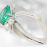 Ring: hochfeiner Smaragdring mit Brillanten, Anfertigung von Hofjuwelier Roesner, insgesamt ca. 3,32ct, 18K Weißgold, Handarbeit - photo 3