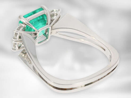 Ring: hochfeiner Smaragdring mit Brillanten, Anfertigung von Hofjuwelier Roesner, insgesamt ca. 3,32ct, 18K Weißgold, Handarbeit - фото 4
