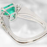 Ring: hochfeiner Smaragdring mit Brillanten, Anfertigung von Hofjuwelier Roesner, insgesamt ca. 3,32ct, 18K Weißgold, Handarbeit - photo 4