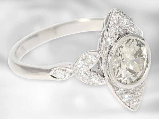 Ring: attraktiver, vermutlich antiker Platin-Marquisering mit großem Altschliff-Diamanten von ca. 1,25ct, 950er Platin - Foto 2