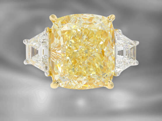 Ring: exquisiter und äußerst wertvoller Diamantring mit gelbem Fancy Diamant von 8,02ct und 2 allerfeinsten weißen Trapezdiamanten, GIA-Report - фото 1