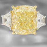 Ring: exquisiter und äußerst wertvoller Diamantring mit gelbem Fancy Diamant von 8,02ct und 2 allerfeinsten weißen Trapezdiamanten, GIA-Report - фото 1
