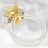 Ring: exquisiter und äußerst wertvoller Diamantring mit gelbem Fancy Diamant von 8,02ct und 2 allerfeinsten weißen Trapezdiamanten, GIA-Report - фото 2