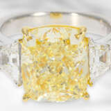 Ring: exquisiter und äußerst wertvoller Diamantring mit gelbem Fancy Diamant von 8,02ct und 2 allerfeinsten weißen Trapezdiamanten, GIA-Report - Foto 3