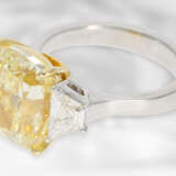 Ring: exquisiter und äußerst wertvoller Diamantring mit gelbem Fancy Diamant von 8,02ct und 2 allerfeinsten weißen Trapezdiamanten, GIA-Report - фото 4