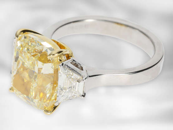Ring: exquisiter und äußerst wertvoller Diamantring mit gelbem Fancy Diamant von 8,02ct und 2 allerfeinsten weißen Trapezdiamanten, GIA-Report - фото 5