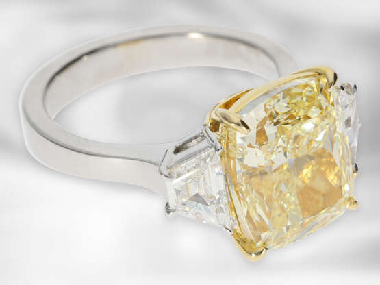 Ring: exquisiter und äußerst wertvoller Diamantring mit gelbem Fancy Diamant von 8,02ct und 2 allerfeinsten weißen Trapezdiamanten, GIA-Report - Foto 6