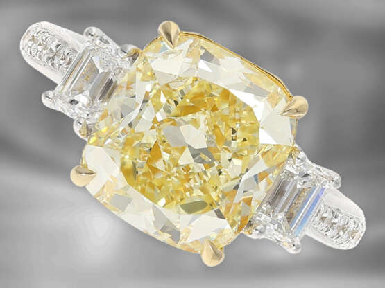 Ring: äußerst wertvoller, neuwertiger Diamantring mit gelbem Fancy Diamant von 5,01ct und allerfeinsten weißen Brillanten, GIA-Report - photo 1