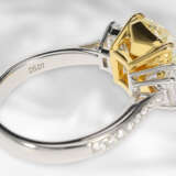Ring: äußerst wertvoller, neuwertiger Diamantring mit gelbem Fancy Diamant von 5,01ct und allerfeinsten weißen Brillanten, GIA-Report - photo 2