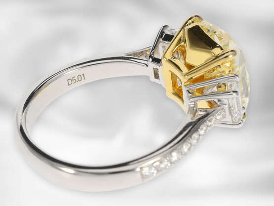 Ring: äußerst wertvoller, neuwertiger Diamantring mit gelbem Fancy Diamant von 5,01ct und allerfeinsten weißen Brillanten, GIA-Report - фото 2