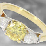 Ring: wertvoller handgefertigter Diamantring mit einem fancy intense yellow Brillant, natural color, 1,02ct, 18K Gold, mit GIA Report No. 8313491 - фото 1
