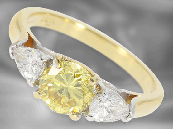 Ring: wertvoller handgefertigter Diamantring mit einem fancy intense yellow Brillant, natural color, 1,02ct, 18K Gold, mit GIA Report No. 8313491 - Foto 1