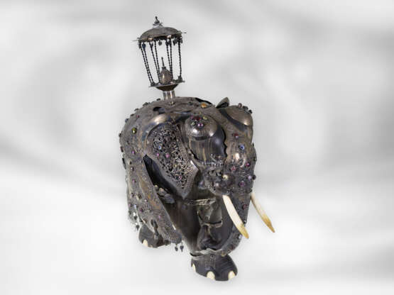 Figur/Kunstobjekt: handgefertigtes antikes Kunstobjekt, großer, prächtig geschmückter Elefant mit unterschiedlichem Edelsteinbesatz, Indien um 1900, Unikat - photo 1
