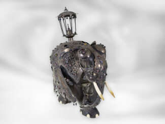 Figur/Kunstobjekt: handgefertigtes antikes Kunstobjekt, großer, prächtig geschmückter Elefant mit unterschiedlichem Edelsteinbesatz, Indien um 1900, Unikat