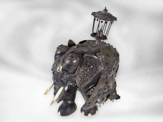 Figur/Kunstobjekt: handgefertigtes antikes Kunstobjekt, großer, prächtig geschmückter Elefant mit unterschiedlichem Edelsteinbesatz, Indien um 1900, Unikat - Foto 2