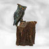 Figur/Steinschnitzerei: Skulptur einer Eule aus Labradorit auf versteinertem Holz, aus dem Meisteratelier von Eberhard Bank, mit Zertifikat - Foto 1
