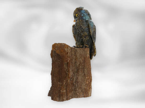 Figur/Steinschnitzerei: Skulptur einer Eule aus Labradorit auf versteinertem Holz, aus dem Meisteratelier von Eberhard Bank, mit Zertifikat - photo 3