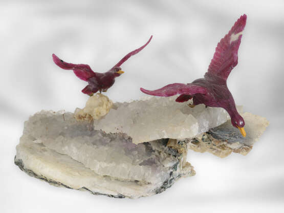 Figur/Steinschnitzerei: Entengruppe, Steinschneidearbeit aus Rubin auf einem Calcitsockel, Meisteratelier Eberhard Bank - Foto 1