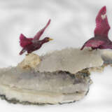 Figur/Steinschnitzerei: Entengruppe, Steinschneidearbeit aus Rubin auf einem Calcitsockel, Meisteratelier Eberhard Bank - Foto 2