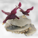Figur/Steinschnitzerei: Entengruppe, Steinschneidearbeit aus Rubin auf einem Calcitsockel, Meisteratelier Eberhard Bank - photo 3