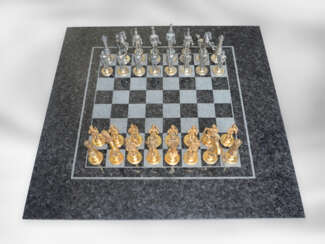 Schachspiel: einzigartige Luxusausführung eines Schachspieles mit außergewöhnlich detaillierten, großen Silberfiguren und hochwertiger polierter Steinplatte, vermutlich 50er Jahre