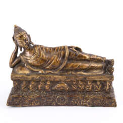 Reliefierter liegender Buddha