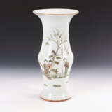 Vase mit Frauenfiguren - Foto 1