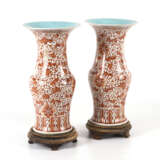 Korallrot verziertes großes Vasenpaar - Foto 1