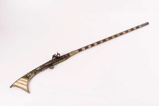 Steinschlossgewehr mit Beinbelag und farbigen Steinen - фото 1