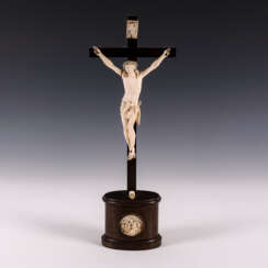 Kruzifix mit Corpus Christi aus Elfenbein