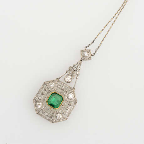 Art-déco-Collier mit Smaragd, Altschliff-Brillanten und Diamanten - photo 2